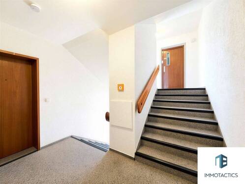 Treppenhaus/Aufzug - 