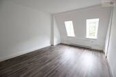 Wohnzimmer - Große 2-Raum-Wohnung mit tollem Blick über Aue