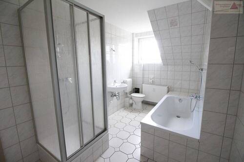 Bad - Etagenwohnung mit 64,60 m&sup2; in Aue zur Miete