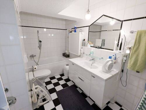 Badezimmer im Obergeschoss - Etagenwohnung mit 124,50 m² in Grevenbroich zum Kaufen