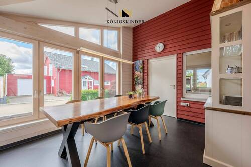 Offenes Esszimmer mit viel Tageslicht – ideal für Gemeinschaft und Begegnungen. - 