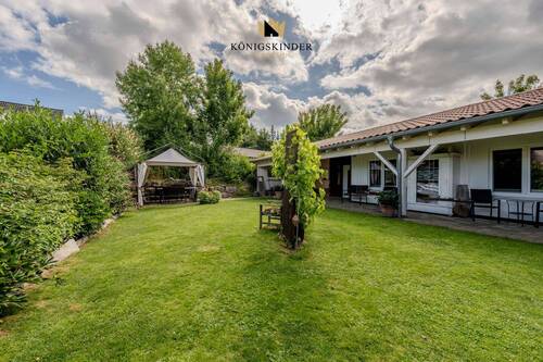 Natur pur: Der grüne Außenbereich bietet Raum für Freizeit, Entspannung oder therapeutische Angebote. - 8 Zimmer Mehrfamilienhaus, Wohnhaus in Bad Urach - Hengen