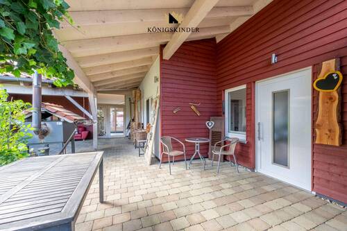 Großzügiger Außenbereich mit viel Raum für Entfaltung, Pflege oder Gemeinschaft. - 