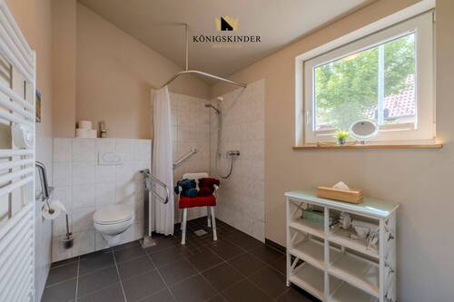 Ein Bad, das mitdenkt: bodengleiche Dusche, Haltegriffe und breite Zugänge.5 - Bad Urach - 23-07-2025 - 41 - 