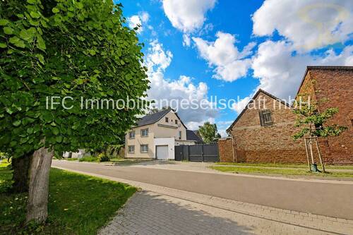 Hausansicht / Straßenseite - 6 Zimmer Einfamilienhaus zum Kaufen in Aken (Elbe)