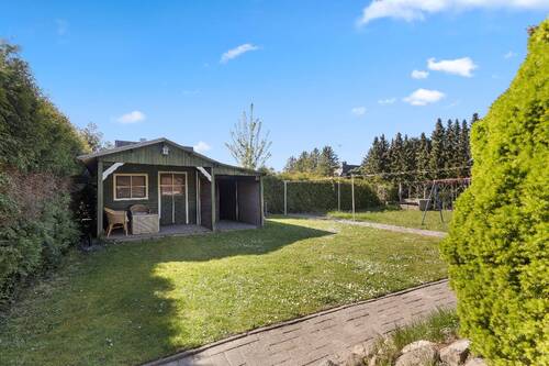 Gartenansicht mit Gartenhaus - 