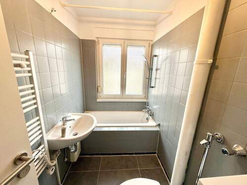 Lichtes Tageslichtbad mit Badewanne - 