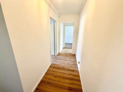 Langer Flur für Garderobe bzw. Schränke - 