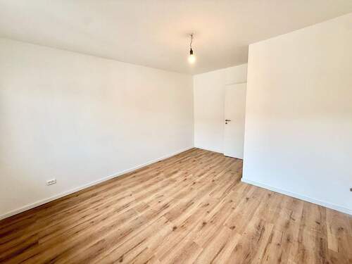 Helles WG Zimmer zur Straße hin 3 - 2 Zimmer Etagenwohnung in Nürnberg