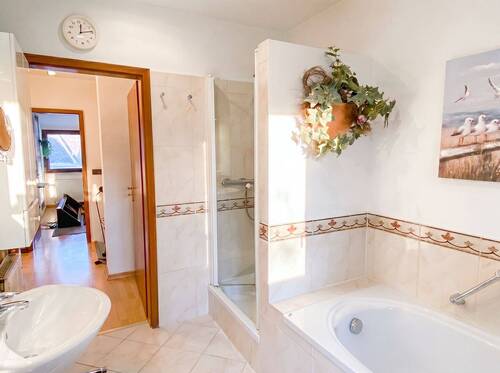 Bad mit Wanne und Dusche - 