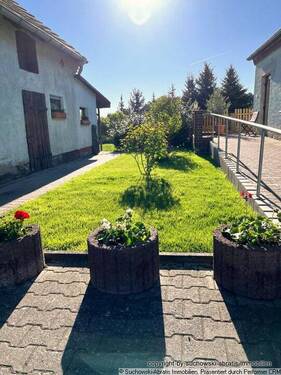 Wohnhaus rechts u Stall links - Teilansicht Innenhof - 6 Zimmer Bauernhaus, Landhaus in Berlin