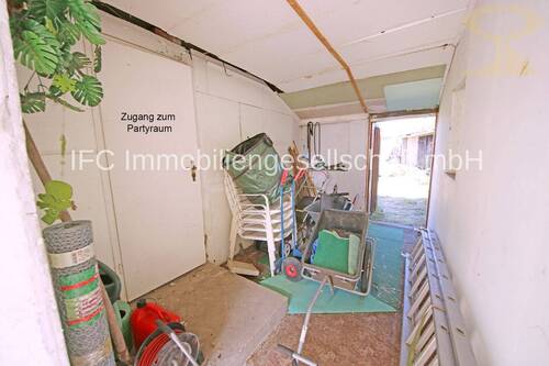 Nebengelass mit Durchgang zum Grundstück - 