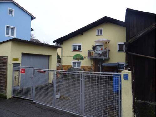 Außenansicht - ZWANGSVERSTEIGERUNG: Nicht freistehendes Einfamilienhaus samt Einzelgarage und Scheune in Ruhstorf