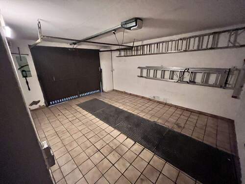 Garage mit Zugang aus der Wohnung - 