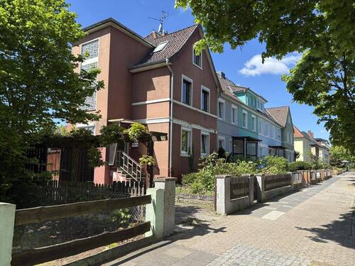 Hausansicht vorne - Modernisierungsbedürftiges Reihenendhaus im beliebten Sternviertel!