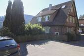 Parkplätze + Haus Seitenansicht - 