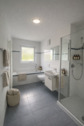 Bad mit Wanne und Dusche - 