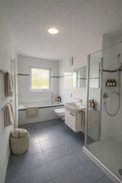 Bad mit Wanne und Dusche - 