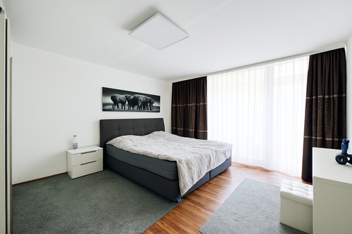 Schlafzimmer mit Zugang auf den Ost-Balkon - 3 Zimmer Etagenwohnung zum Kaufen in Sankt Augustin