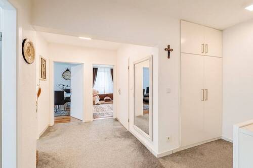 Eingansbereich mit Zugang zu allen Zimmern - 