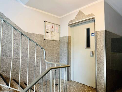 Hausflur mit Aufzug - 