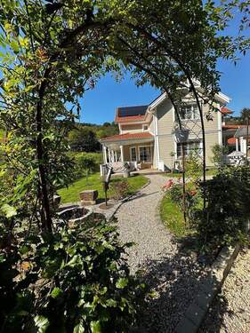 Sicht vom Wohnmobilstellplatz - 6 Zimmer Einfamilienhaus zum Kaufen in Dümpelfeld-Lückenbach