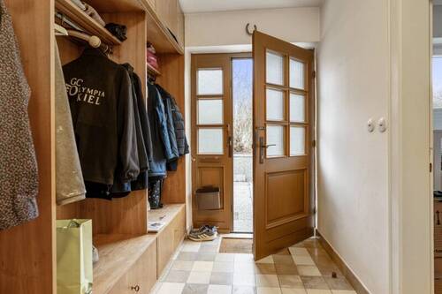 Eingang linke Haushälfte - 8 Zimmer Mehrfamilienhaus, Wohnhaus zum Kaufen in Preetz
