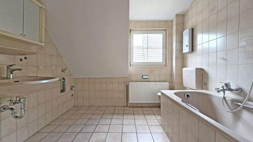 Badezimmer mit Duschwanne - 