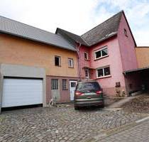 Gemütliches Einfamilienwohnhaus mit großem Garten und Nebengebäuden - Lieg