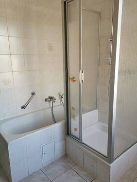 Badezimmer_Dusche_Badewanne - 