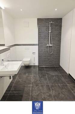 Gästebad - Attraktiver Neubau, Traumausstattung, große Terrasse, ruhige Lage mit viel Grün!