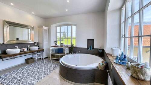 großes Badezimmer - 