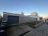 Garageneinfahrt und Haus - Exklusives Einfamilienhaus mit Büro und Garage und Panoramablick
