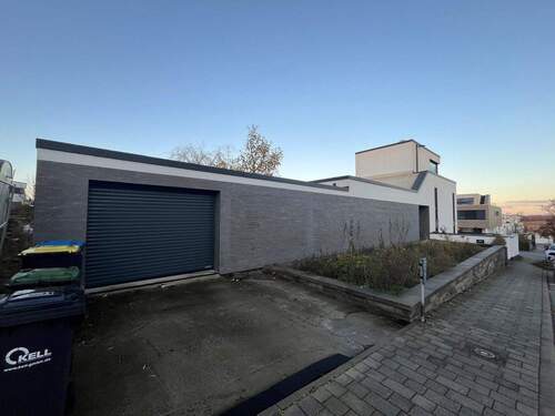 Garageneinfahrt und Haus - Exklusives Einfamilienhaus mit Büro und Garage und Panoramablick