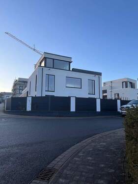 Straßenblick auf Frontseite - 9 Zimmer Einfamilienhaus zum Kaufen in Zwenkau