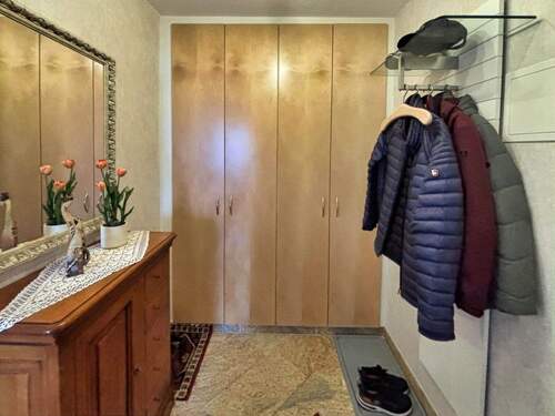 Flur mit Einbauschränken - 