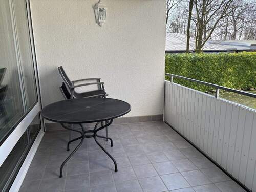 große Loggia mit Blick ins Grüne - 