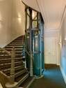 Treppenhaus mit Fahrstuhl - 