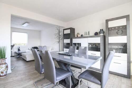 Wohnzimmer mit Esstisch - 