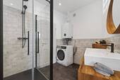 Bad - Dusche und Waschmaschine - 