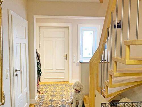 Flur mit Treppe - 