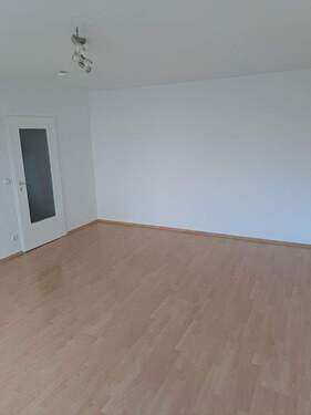 Wohnzimmer-hinten - 2 Zimmer Etagenwohnung zum Kaufen in München