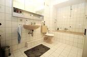 Das geräumige Wannenbad... - 