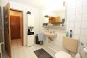 ...mit Handwaschbecken und WC - 
