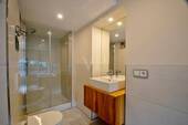 Tageslichtbadezimmer mit Badewanne und Dusche - 