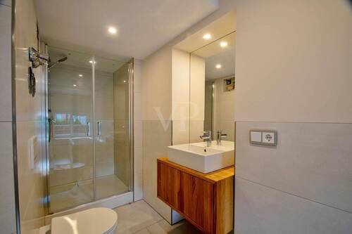 Tageslichtbadezimmer mit Badewanne und Dusche - 