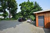 Stellplatz am Haus mit Zugang zum Schuppen - 