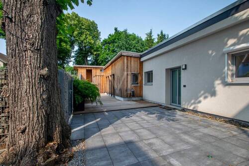Hauseingang mit eigenem Grundstück - 3 Zimmer Etagenwohnung zum Kaufen in Erfurt