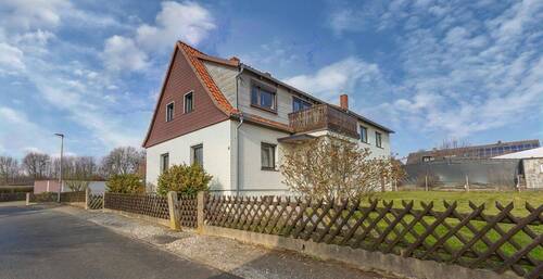 Objektansicht - Provisionsfreies Zweifamilienhaus mit zwei Garagen und zwei getrennten Gartenbereichen