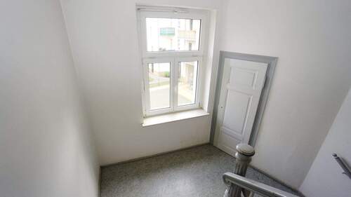 Treppenhaus mit Abstelltür.jpg - 